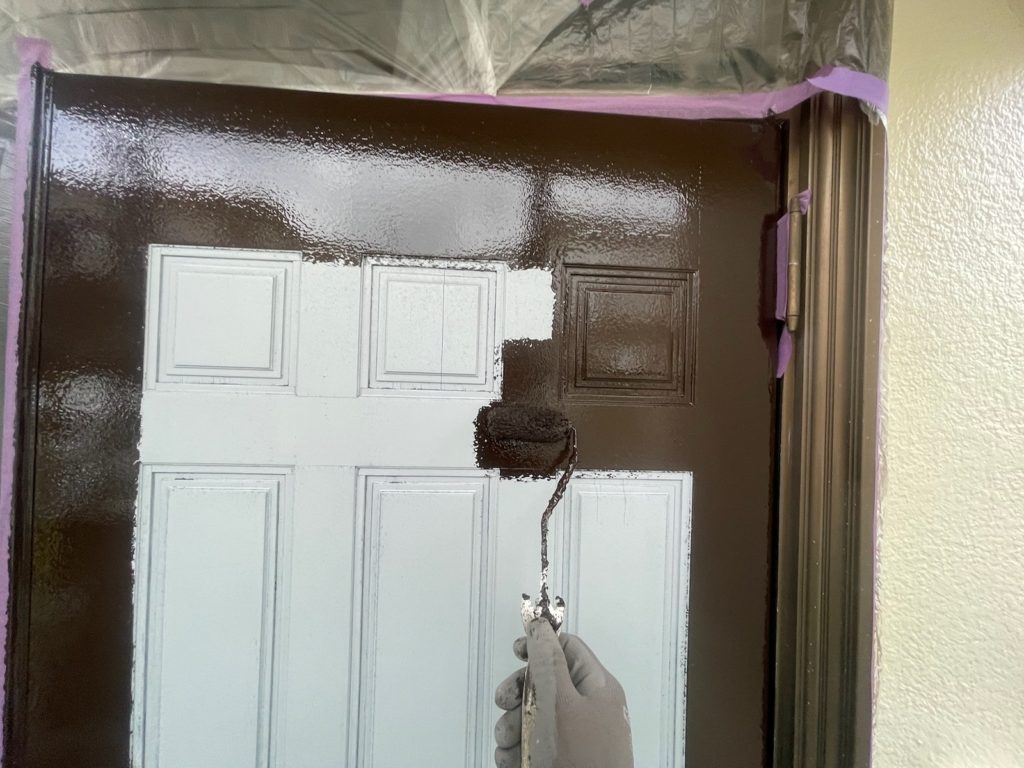 玄関ドア上塗り一回目。
