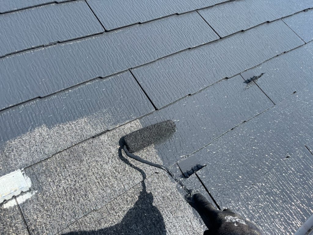 屋根上塗り一回目。