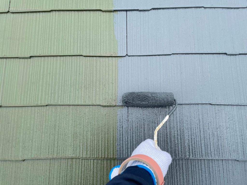 屋根上塗り一回目。